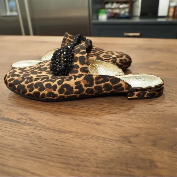 Adrianna Papell sz 7 leopard print mule flats w/ buckle of beads