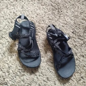 Chaco strappy adjustable black white kids sandals sz 13