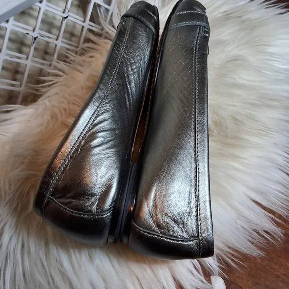 Coach pewter leather kisslock flats 7.5