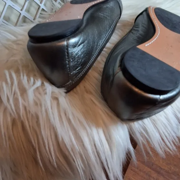 Coach pewter leather kisslock flats 7.5