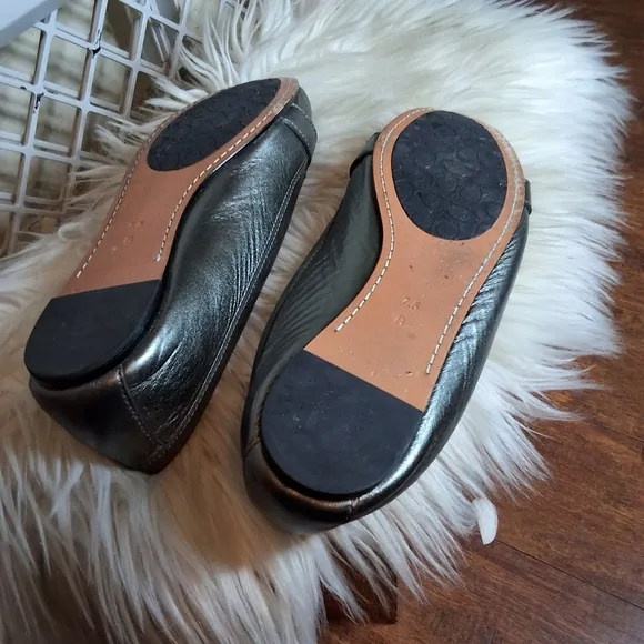 Coach pewter leather kisslock flats 7.5