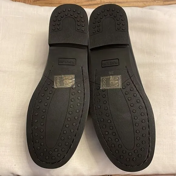 PLINER JRS BLACK LEANED LOAFERS.  HORSESHOE BUCKLE.  NEW IN BOX