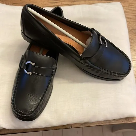 PLINER JRS BLACK LEANED LOAFERS.  HORSESHOE BUCKLE.  NEW IN BOX