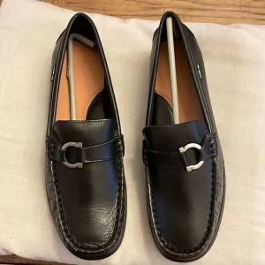 PLINER JRS BLACK LEANED LOAFERS.  HORSESHOE BUCKLE.  NEW IN BOX